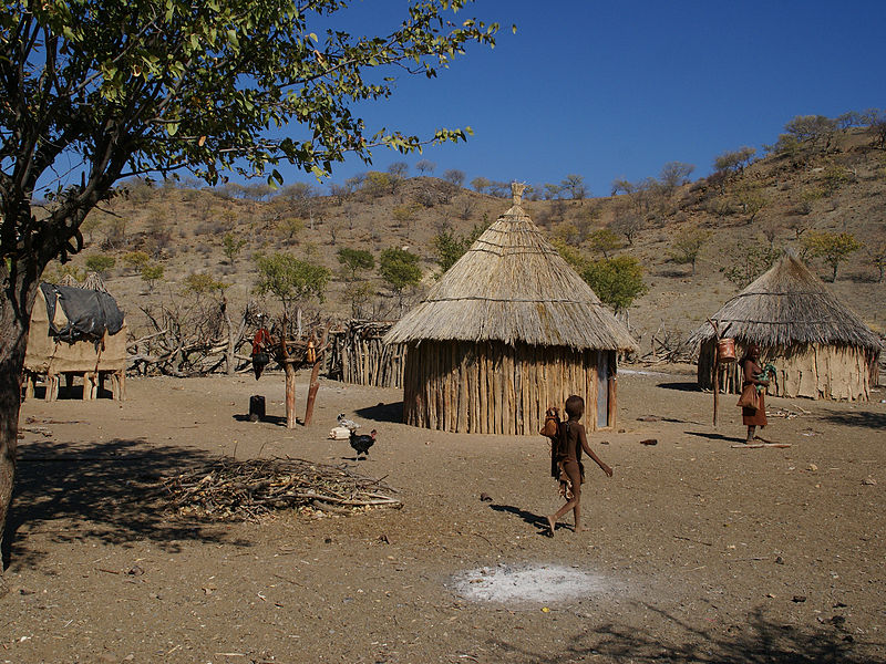 Ein Dorf der Himba in Namibia (c) Hans Hillewaert